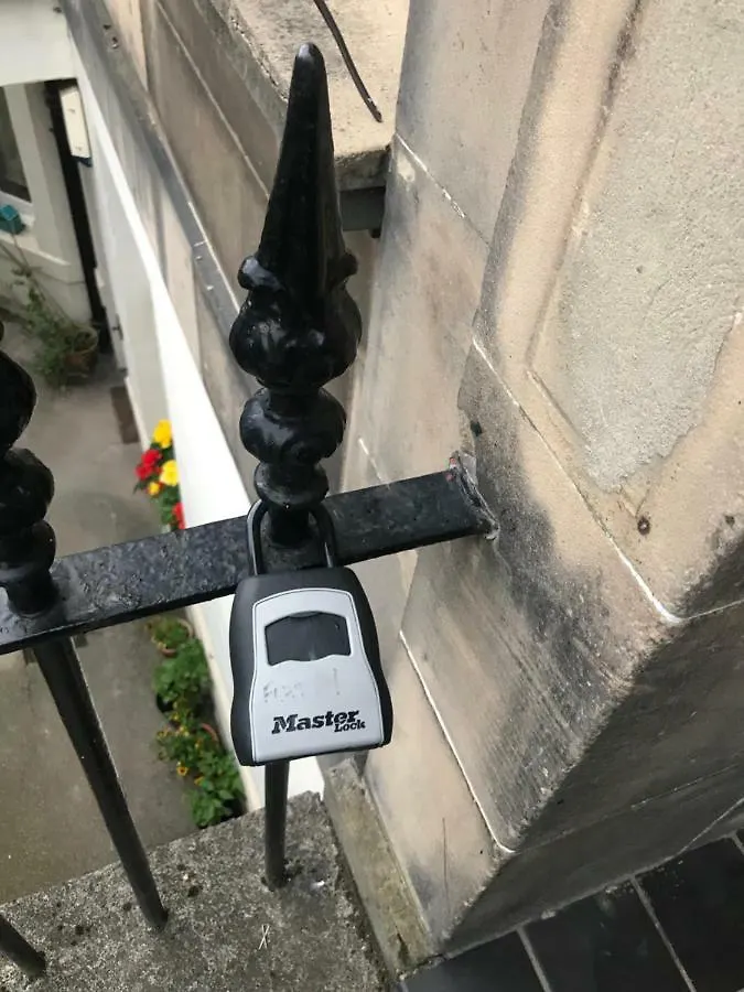 Отель 43 Flat 9 Montgomery Street Эдинбург 0*,  Великобритания